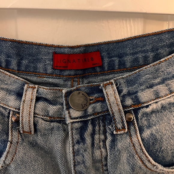 Signature 8 Distressed Denim Shorts Low rise Size S - Picture 5 of 5